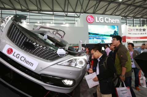 現場展示的多款汽車模型吸引眾多目光