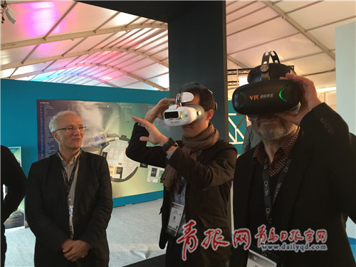 法國盧瓦爾大區領導參觀體驗黑晶“VR超級教室”