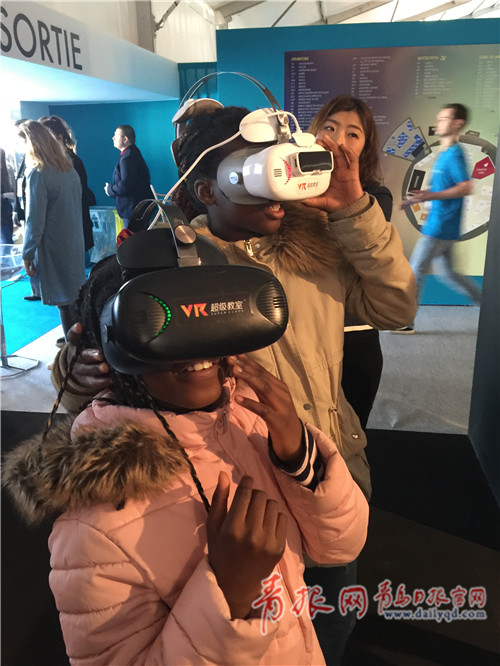 參觀者體驗黑晶“VR超級教室”